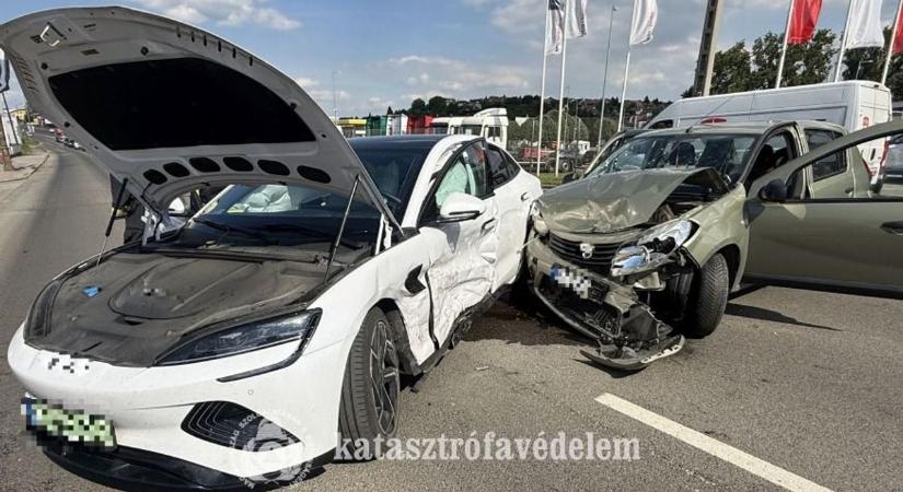 Drámai felvételek a pécsi balesetről: többen sérültek az összetört autókban (FOTÓK)