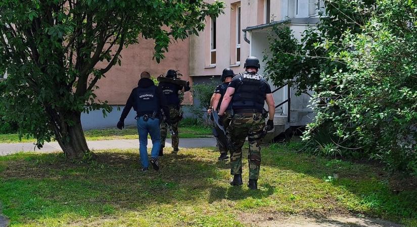Videón, ahogy elfogják a rendőrök és családtagjaik megölésével fenyegetőző kaposvári férfit