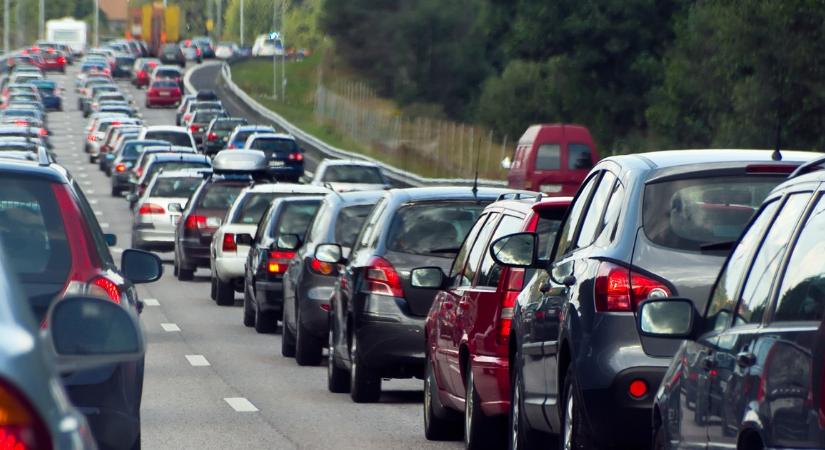 Egy perce érkezett! Hatalmas tömegbaleset történt az M0 körgyűrűn - több kilométeres a torlódás
