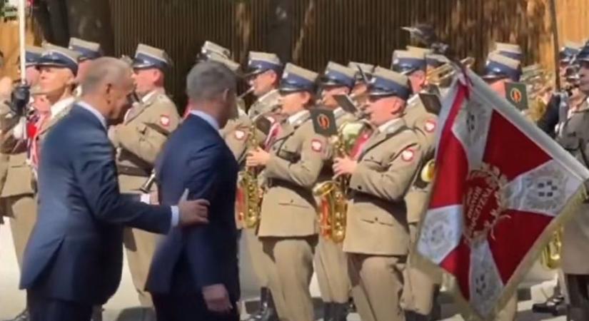 Egy kicsit eltévedt Magyar Péter Varsóban, de Donald Tusk hamar megmutatta a helyes irányt (VIDEÓ)
