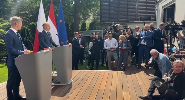 Magyar Péter és Donald Tusk közös sajtótájékoztatón számol be a találkozójük eredményéről