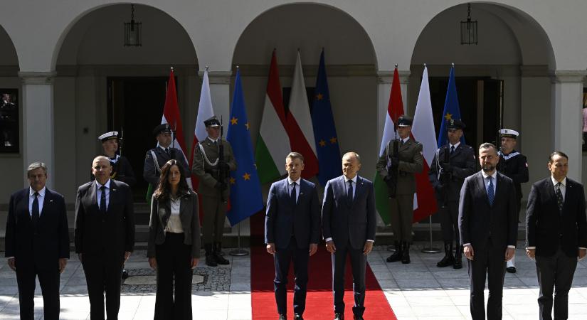 Tusk állította irányba Magyar Pétert a varsói katonai tiszteletadáson