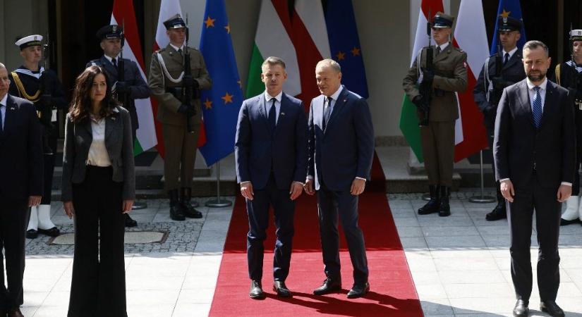 Donald Tusk Magyar Péternek: Köszönöm, hogy neked magyar zászló színű a szíved