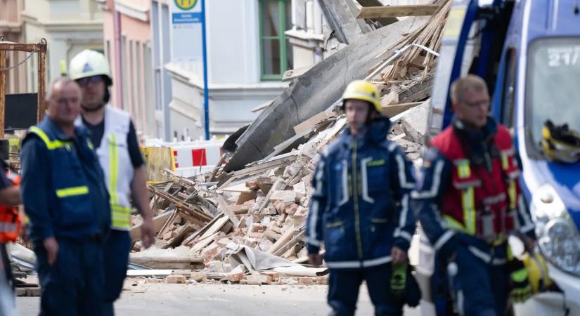 Robbanás rázta meg a várost: összeomlott egy épület, három ember rekedt a romok alatt