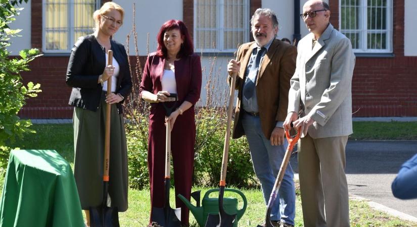 Baja is tudománybarát település lett, faültetéssel pecsételték meg a csatlakozást