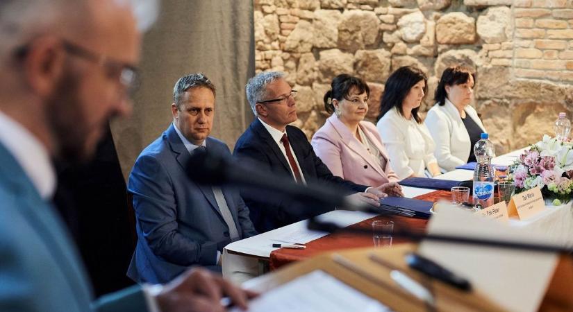 Robotok is segíthetik majd az ápolókat? Esztergomban a jövőről beszéltek