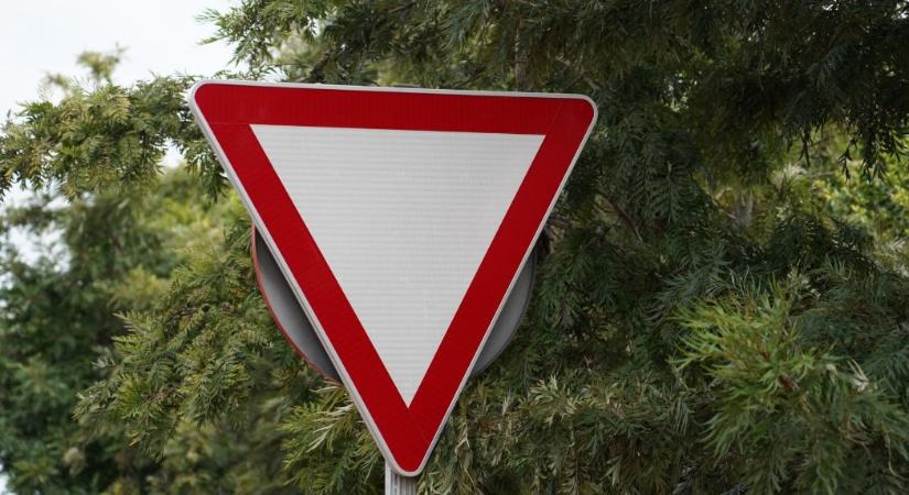 Ellopták a KRESZ-táblát Újharangodon