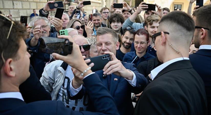 Kínos baki Magyar Péter lengyelországi látogatásán, videón a pillanat