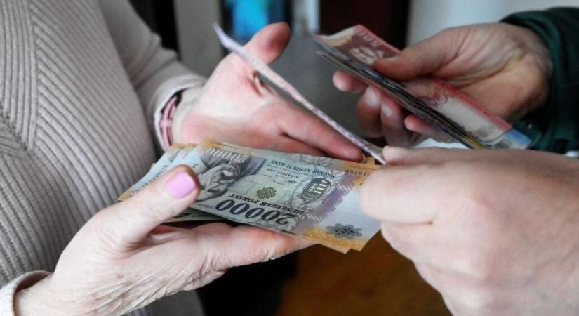 Több ezer nyugdíjas kap pluszpénzt, komoly összegre számíthatnak