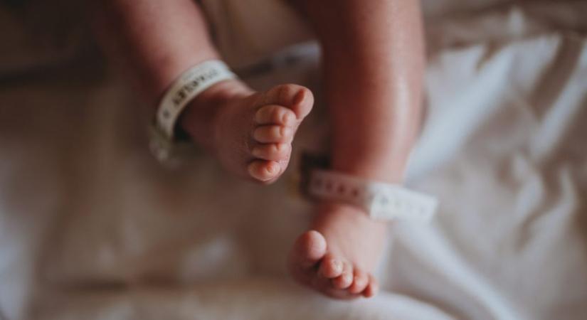 Két hónapig kórházban tartották az újszülött kislányt, mert „haza nem adhatóvá” nyilvánította őt a gyámhatóság