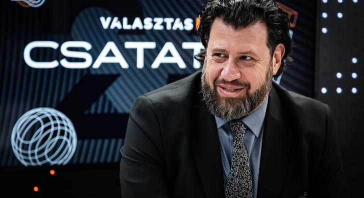Szavazás indult a Rendszerbontó Nagykoncert fellépői által szignózott kabát sorsáról