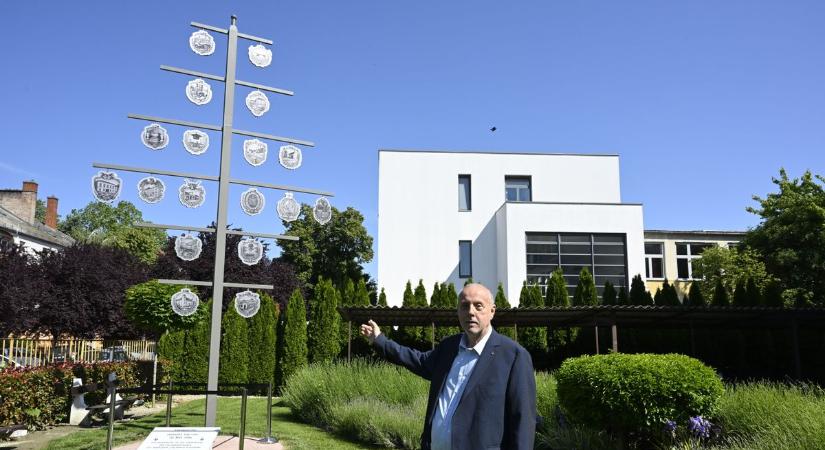Németek kitelepítése: kiállítás gyermekalkotásokkal, időkapszula és emlékmű a Móra-iskolában - Képgaléria