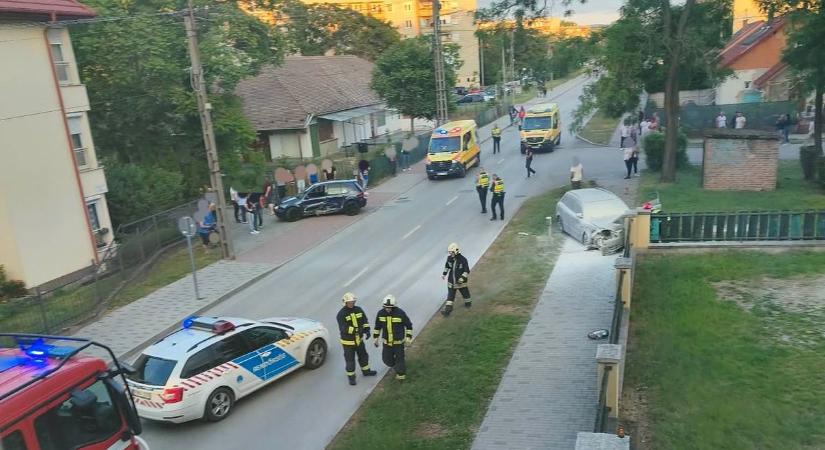 Kerítésnek csapódott az Audi, mentők is érkeztek a balesethez fotó, videó