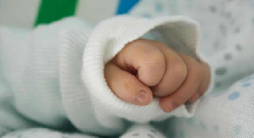 Két hónapig tartott a kórházban egy csecsemőt a gyámhatóság, a TASZ lépett közbe