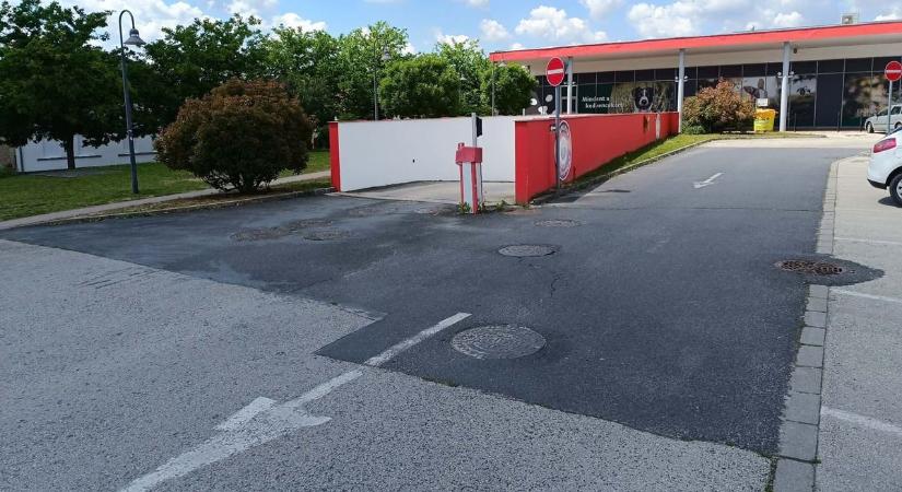 Balesetveszélyes a pápai Spar parkolója?