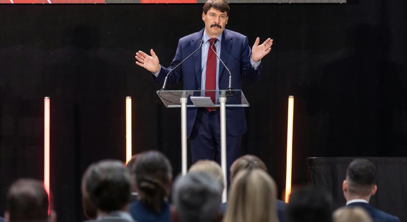Magyar Péter kormánya Áder János volt államfő alapítványánál is új felállást hozott