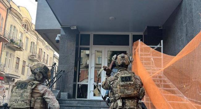 Havi több tízezer dollárért falazott egy pornóhálózatnak három megyei rendőrparancsnok, őrizetbe vették őket