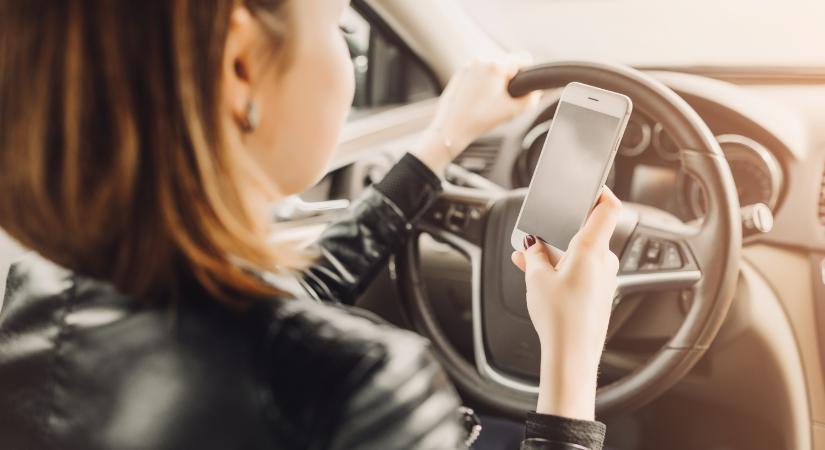 Gyorshajtunk és gyarkan álmosan vagy telefonozva vezetünk