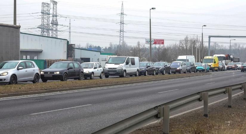 Parkoló lett az M3-asból – hatalmas kocsisor bénítja a forgalmat