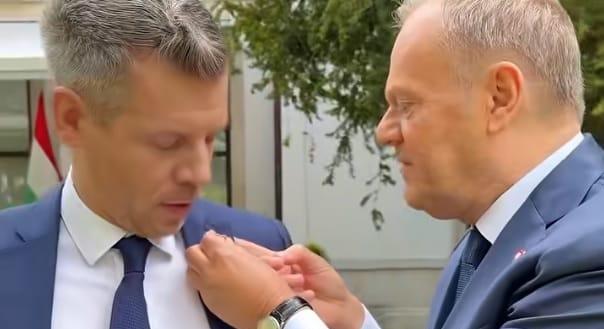 „Hogy legyőzd a gonoszt” – videón, ahogy Donald Tusk megajándékozza Magyar Pétert