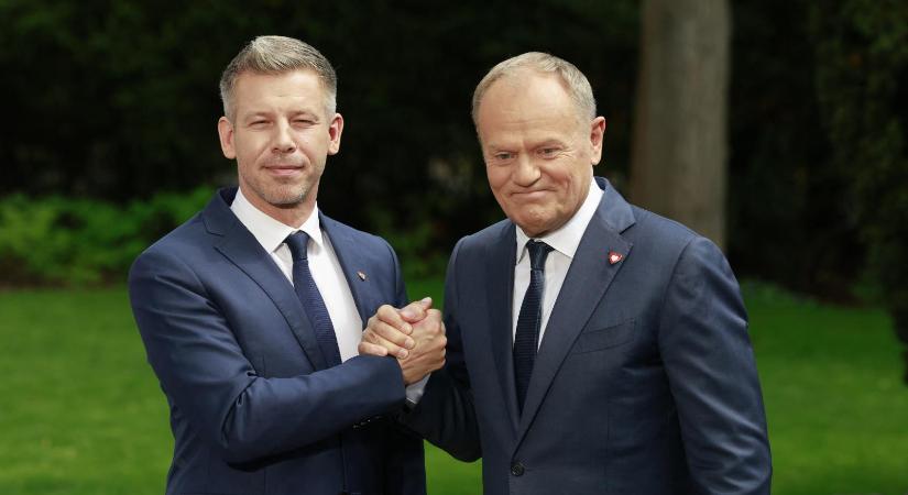 Kitört a bromance, Donald Tusk készített Magyar Péternek egy piros-fehér-zöld szívet formáló kitűzőt