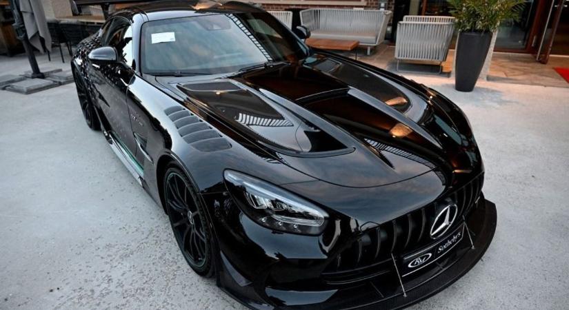 Reszkethet a Porsche és a Ferrari: a Mercedes új elektromos sportkocsija úgy dübörög, mint egy V8-as benzinfaló