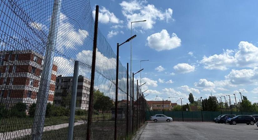 Végre fényárban úszik az új parkoló - ismét előrelépett Oroszlány