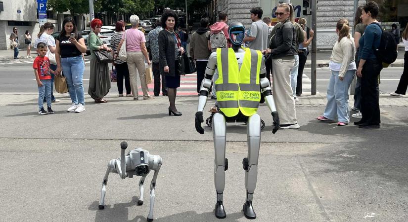 Nem sci-fi: robotok járőröznek Marosvásárhelyen és a köztisztaság fontosságára figyelmeztetnek (VIDEÓ)