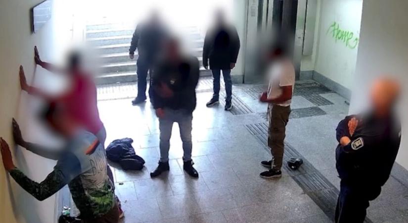 N. Csaba megmutatta a POLICE-jelvényét, igazoltatott, falhoz állított, motozott, csak épp nem volt rendőr