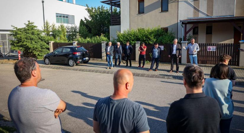 Az új szekszárdi magánkórház kapcsán szerveztek lakossági fórumot a környéken élők (képgaléria)