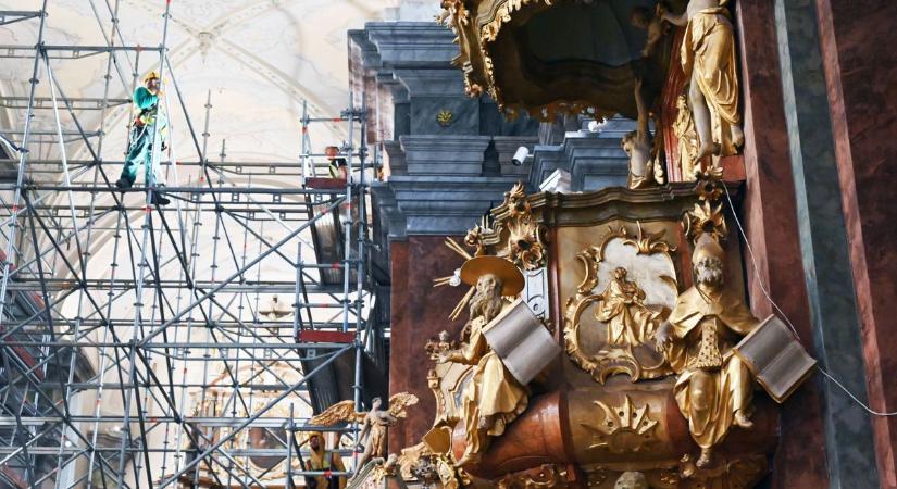 Elbontották az állványt, káprázatos művészi alkotás bukkant elő a szolnoki templomban – galériával