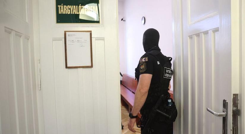 Családi pokol Borsodban: válogatott terrort élt át a feleség, még a rokonai előtt is megverték