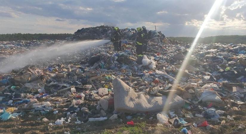 Lángok csaptak fel a szombathelyi szeméttelepen - fotó