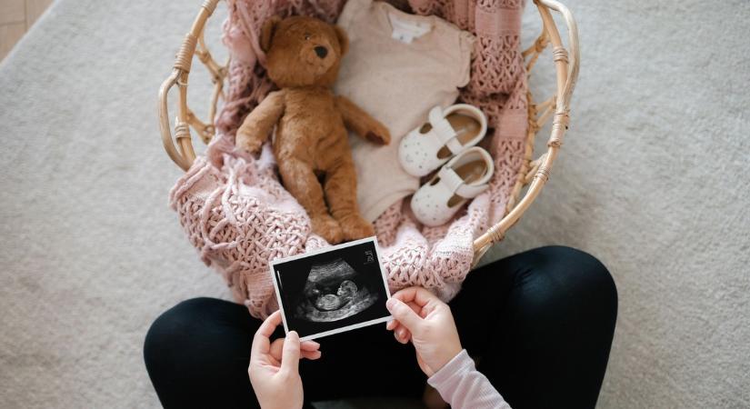Itt a leleplező videó: babát vár Azahriah exe, Luna Joanna