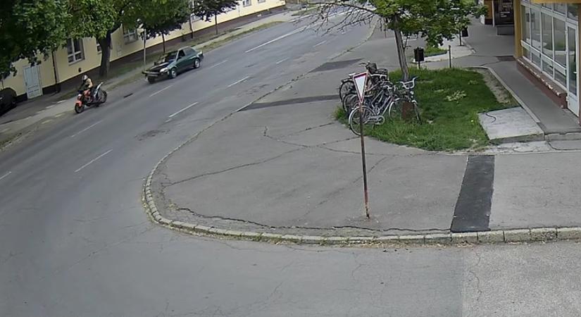 Videón, ahogy ráfut az autó a motorosra, majd elhajt, mintha nem vette volna észre – végül feladta magát a sofőr