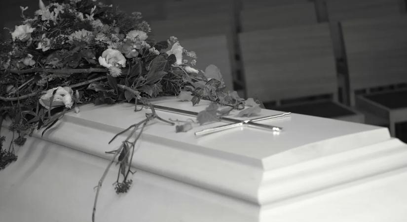 Még élt a férfi, amikor a koporsóba akarták tenni – óriási botrány tört ki