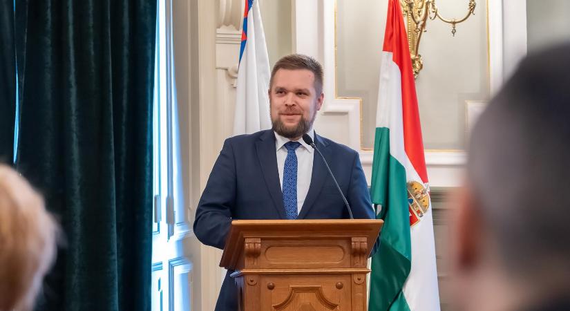 Pintér Bence példákkal mutatta be, hogyan szórták Győrben a közpénzmilliókat a most megszűnt fideszes szócsövekre