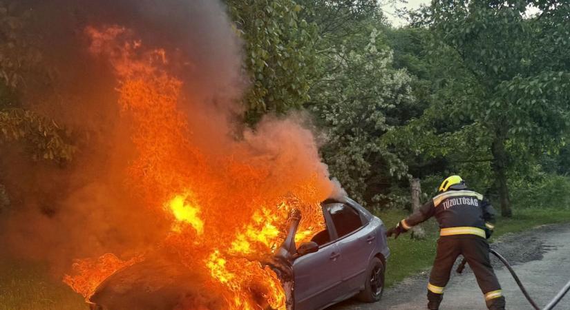 Menet közben gyulladt ki egy autó Pécsen – durva fotó készült a lángoló kocsiról