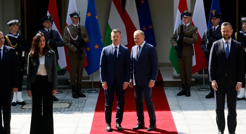 Orbánként mutatták be a lengyelek Magyar Pétert, aki el is tévedt a díszfalsornál