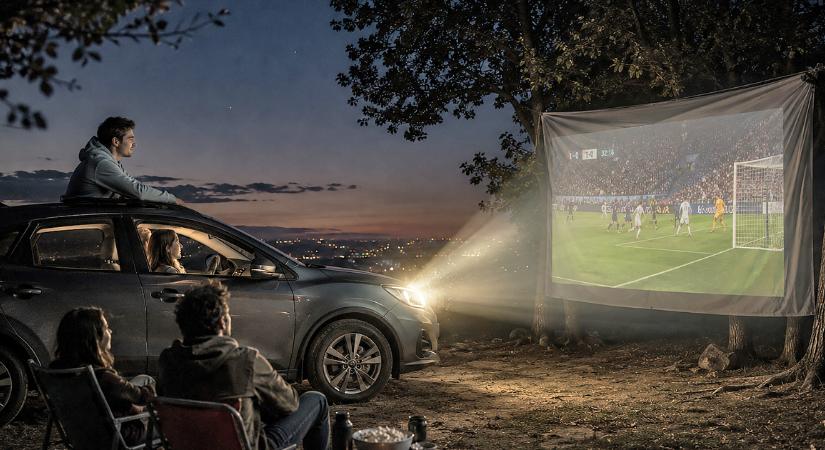 Filmvetítő lett az autó lámpájából – a Huawei új technológiája már a jövőbe lát