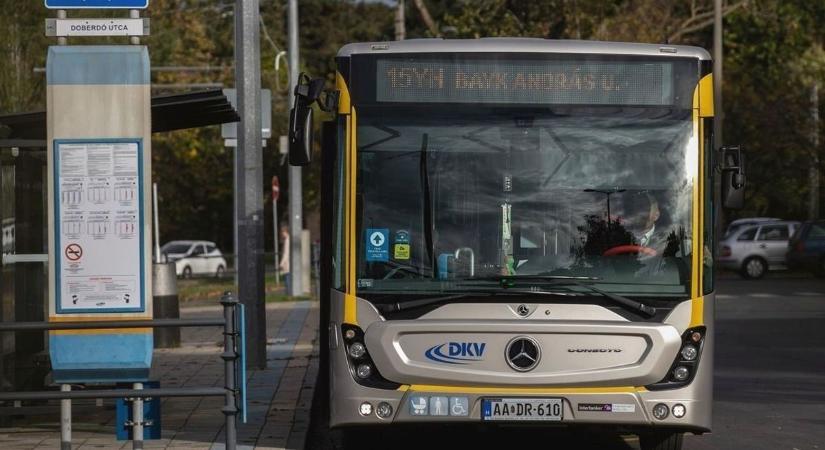 Helyén volt a szíve a DKV-sofőrnek! Olyat tett a csúcsban, hogy egy emberként ünnepli a net - fotóval!