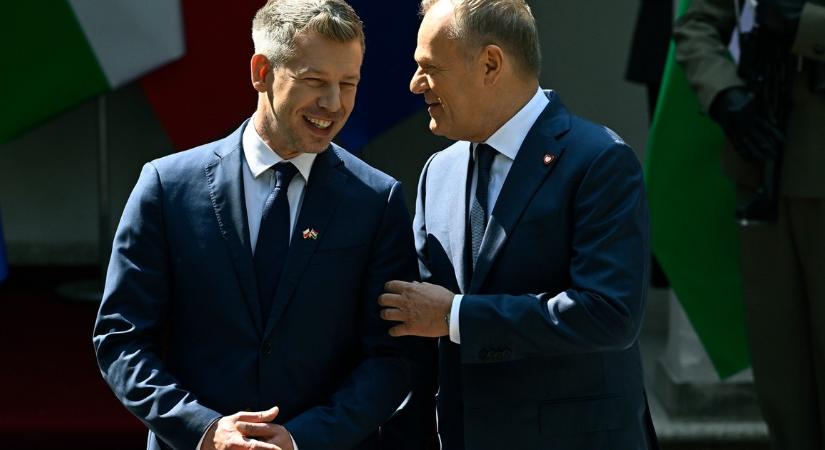 Donald Tusk állította irányba a katonai ceremónián rossz felé forduló Magyar Pétert