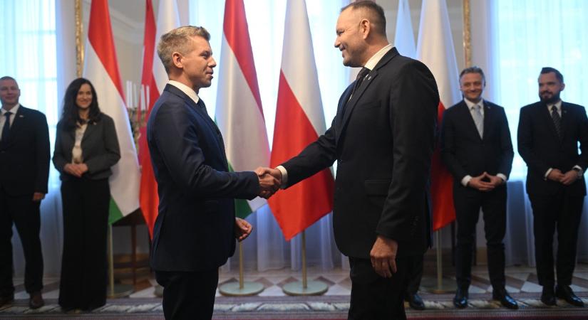 Magyar Péter „kívül akar maradni a lengyel belpolitikai vitákon”