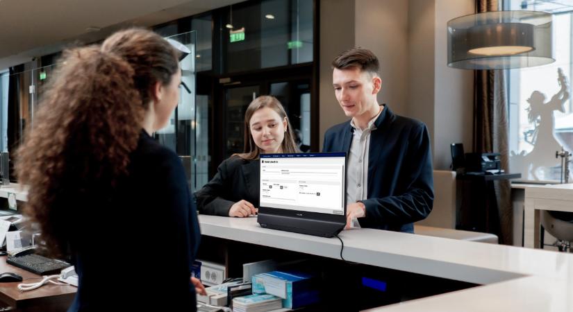 Nem elégszik meg egy panellel a Philips világelső monitora