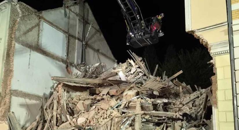Még mindig keresik az összedőlt épület romjai alatt rekedt fiatalokat