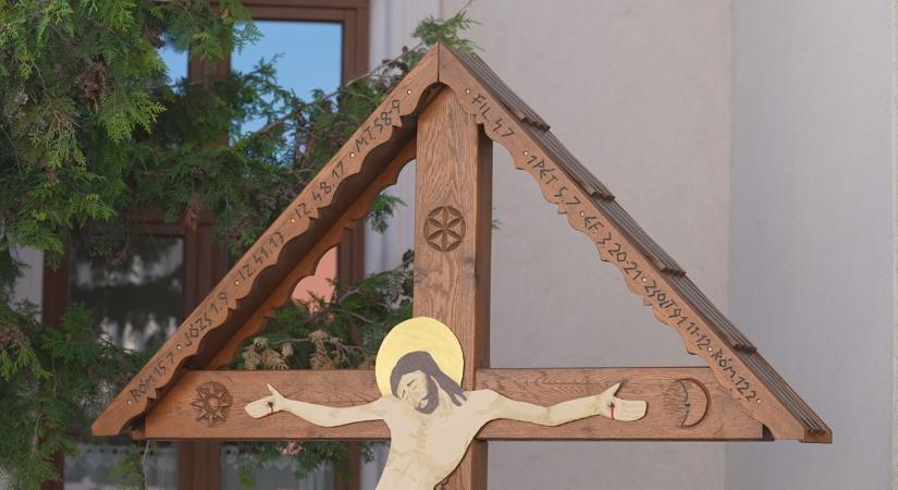 Felszentelték a megújult keresztet a katolikus iskola udvarán