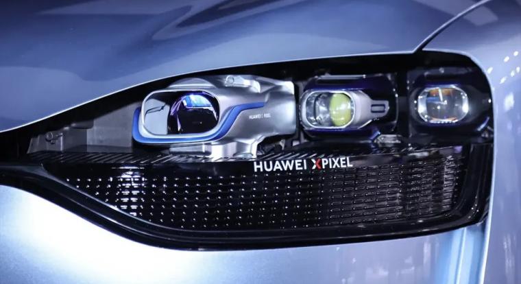 A Huawei fényszórója már filmet is vetítene az autó elé