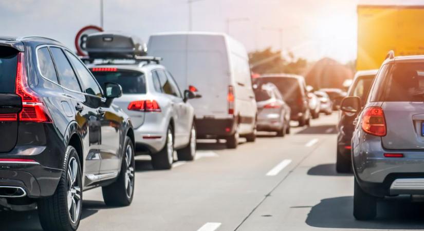 Balesetveszélyes így haladnod az autópályán: hajmeresztő manővert rögzített egy kamera az M7