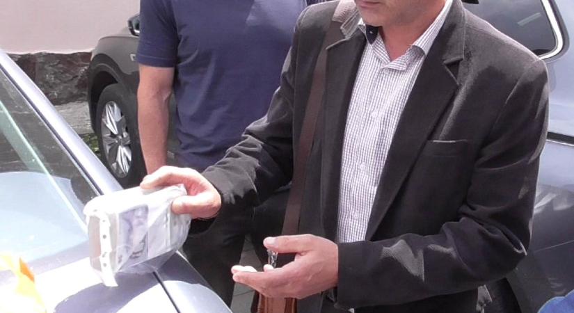 Fotókkal – Kenőpénzt átvétele közben kapták rajta az RMDSZ Bihar megyei polgármesterét