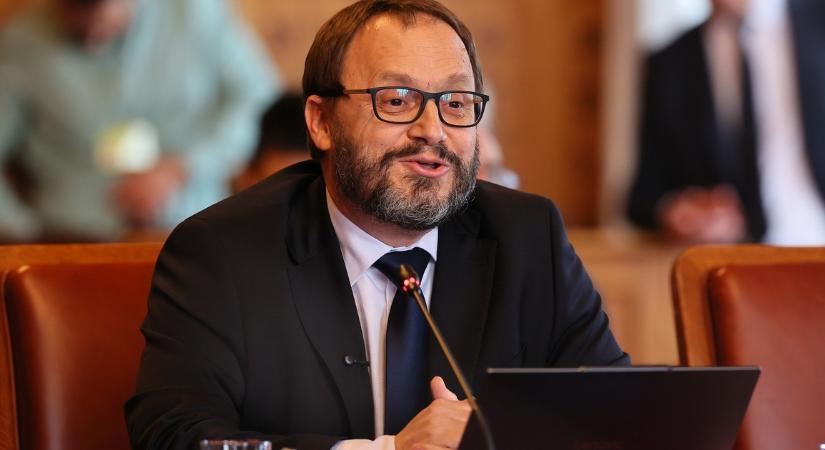 Kármán András pénzügyminiszter menesztette a NAV elnökhelyettesét, akinek a buliján meghalt a hivatal tábornoka